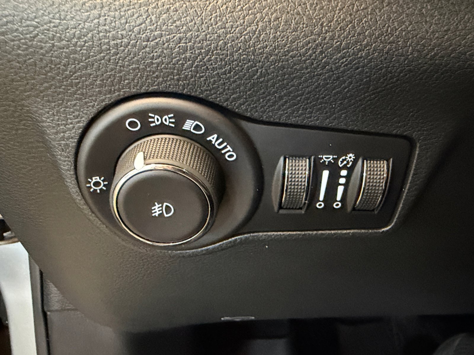 Used 2025 Silver Zynith Metallic Clearcoat Jeep Latitude image 26