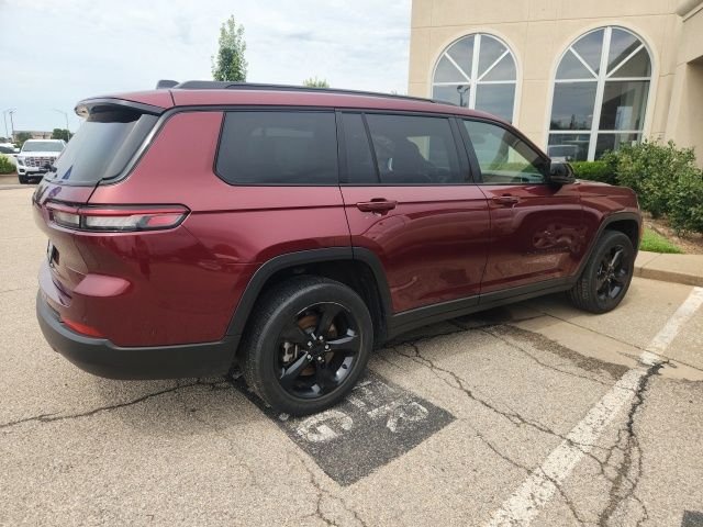 Used 2023 Velvet Jeep Altitude image 5