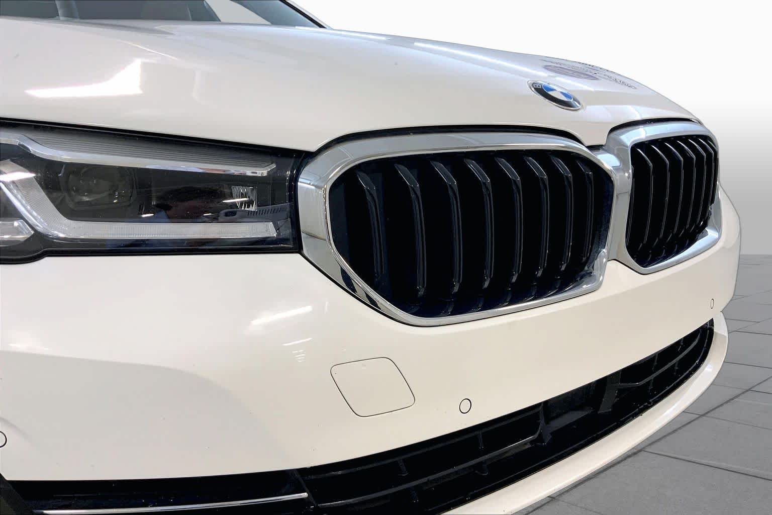 Used 2022 Alpine White BMW 540i xDrive image 32