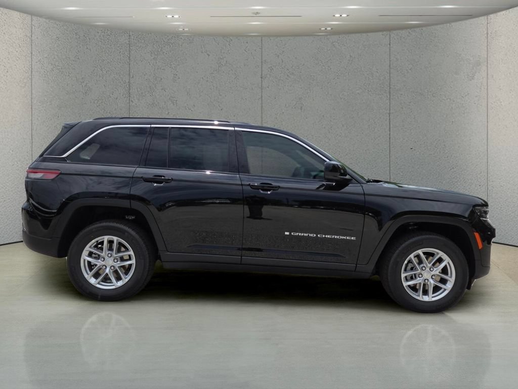 New 2026 Diamond Black Crystal Pearl-Coat Exterior Paint Jeep Laredo image 2