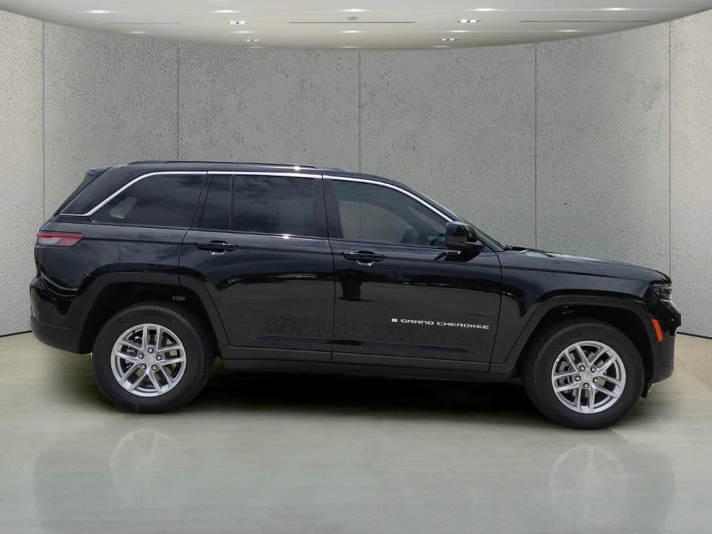 New 2026 Diamond Black Crystal Pearl-Coat Exterior Paint Jeep Laredo image 2