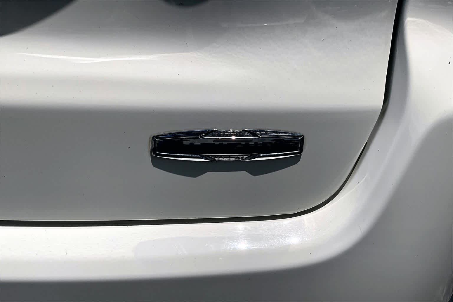 Used 2018 White Clearcoat Jeep Latitude image 10