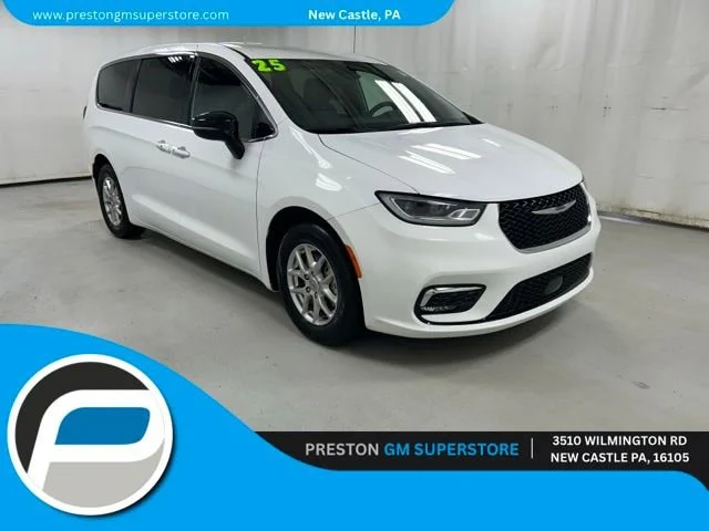 2025 Chrysler Pacifica Select's photo