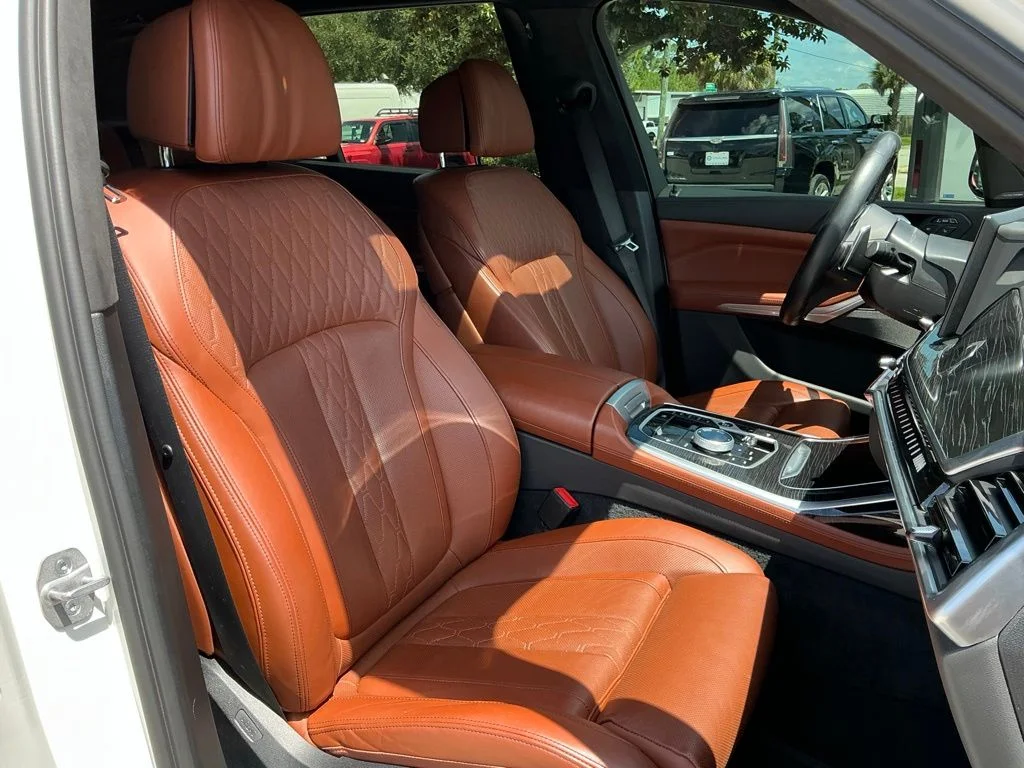 Used 2023 White BMW M60i image 21