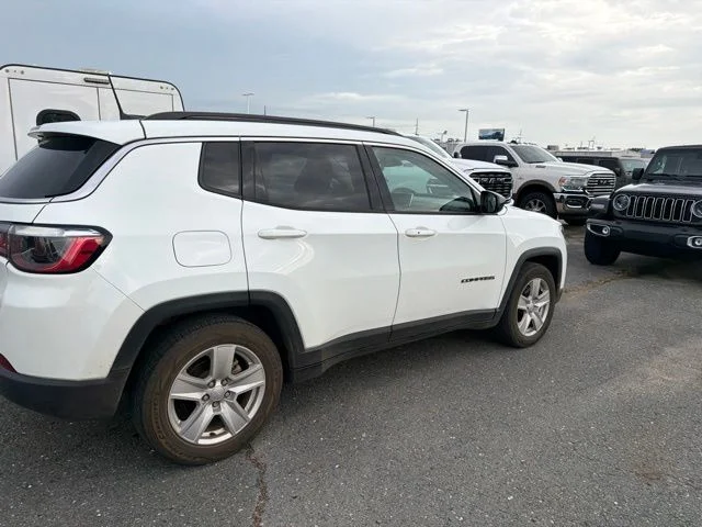 Used 2022 White Jeep Latitude image 4
