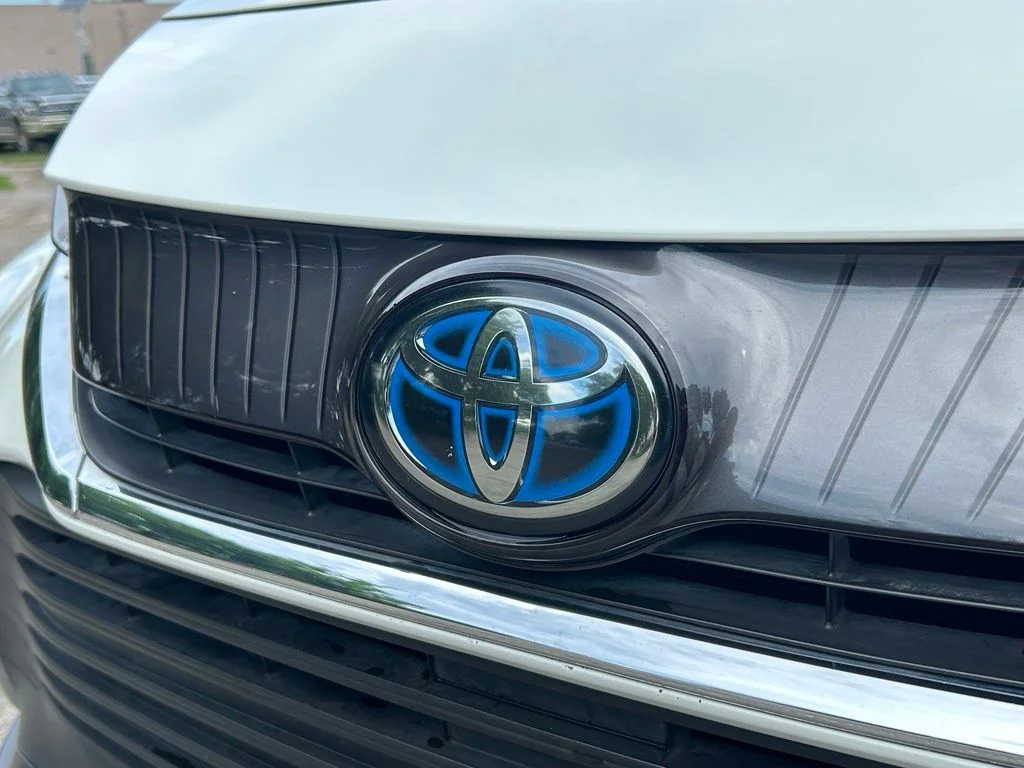 Certified Used 2021 White Toyota LE image 18