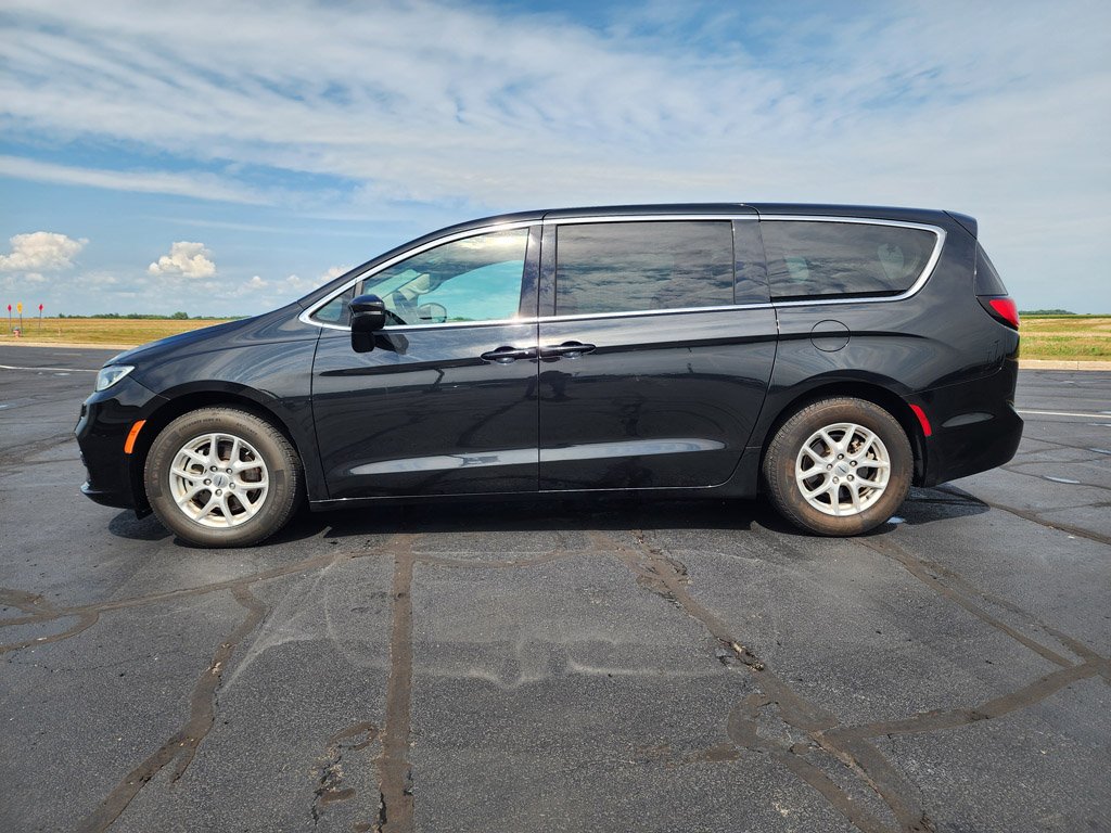 Used 2023 Brilliant Black Crystal Pearlcoat Chrysler Touring L image 8