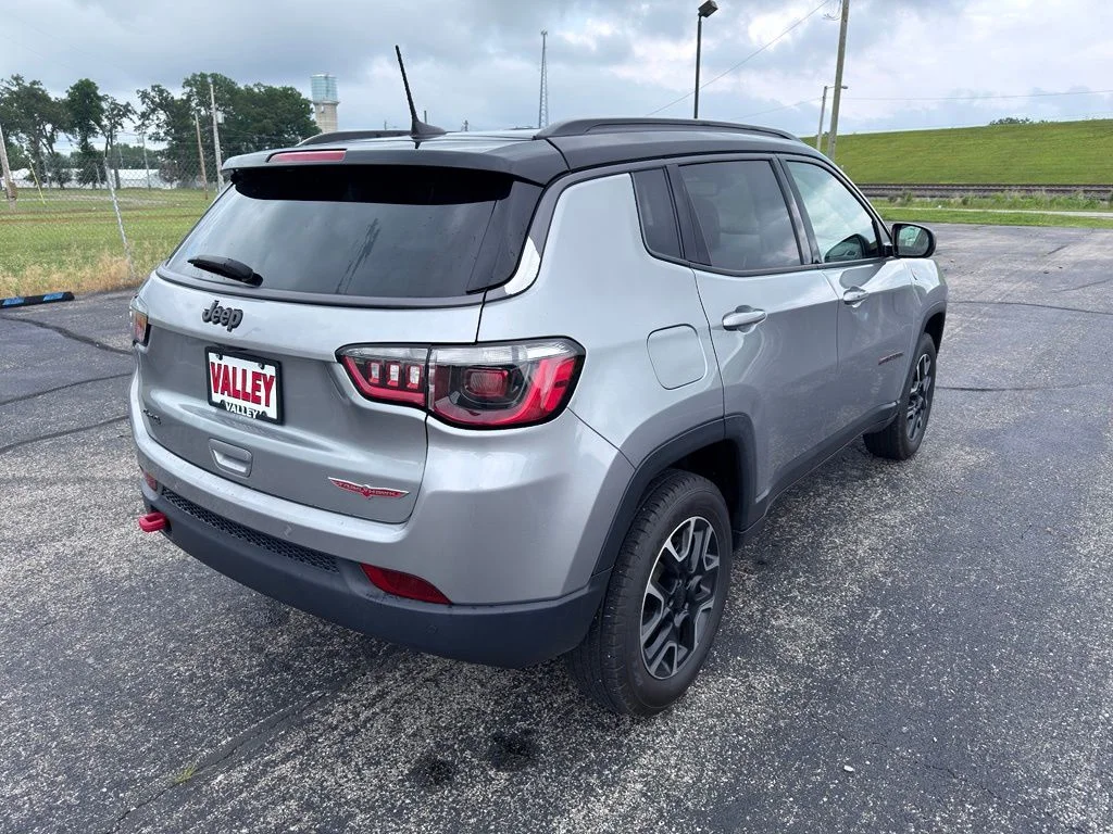 Used 2021 Silver Jeep Trailhawk image 7