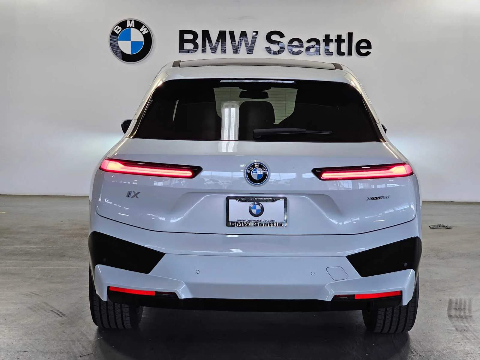 Certified Used 2024 Mineral White Metallic BMW xDrive50 image 5
