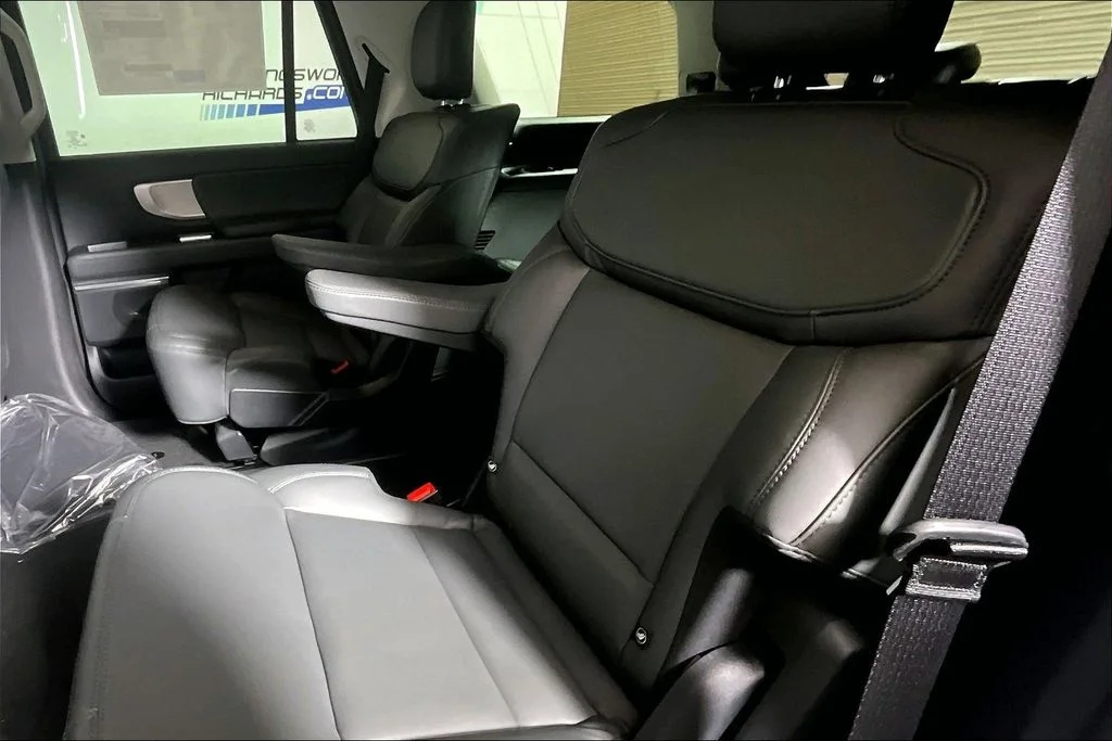 New 2027 Star White Metallic Tri-Coat Ford Active image 10