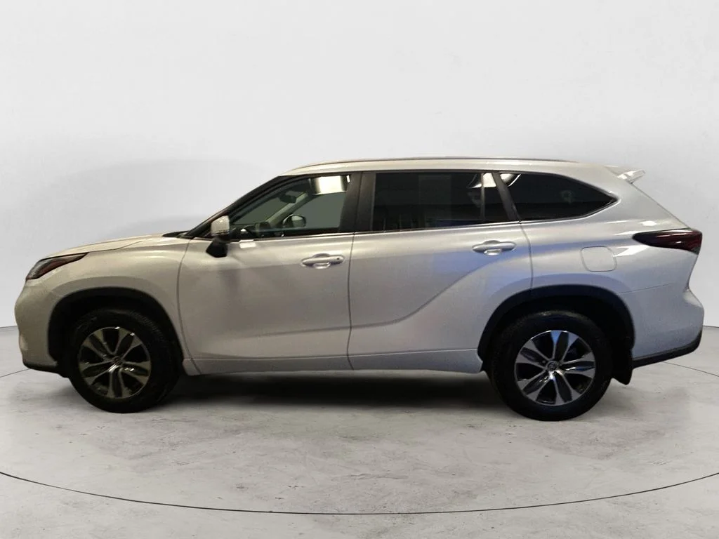Used 2026 Pearl Toyota XLE image 2