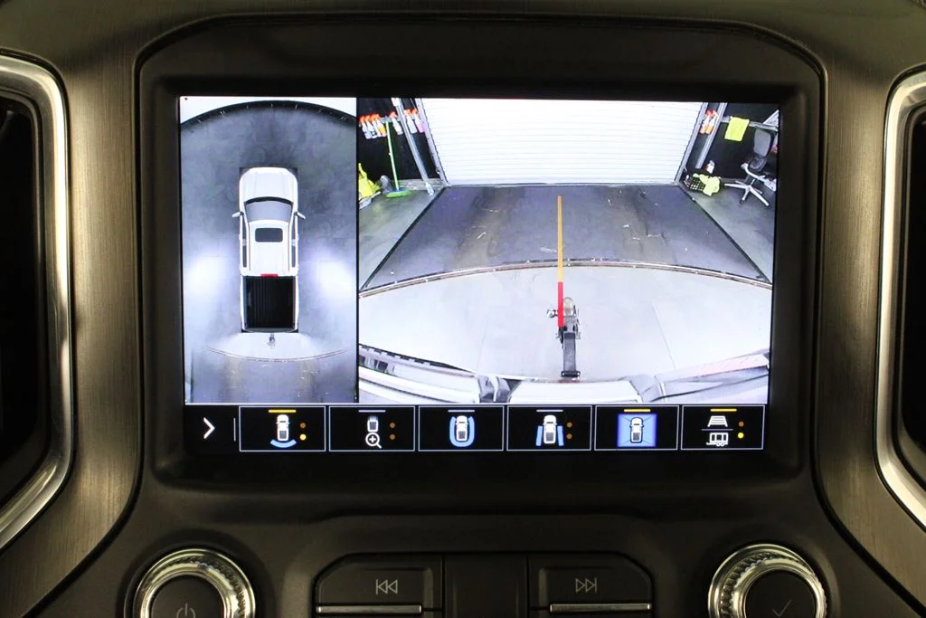 Used 2022 White GMC AT4 image 29