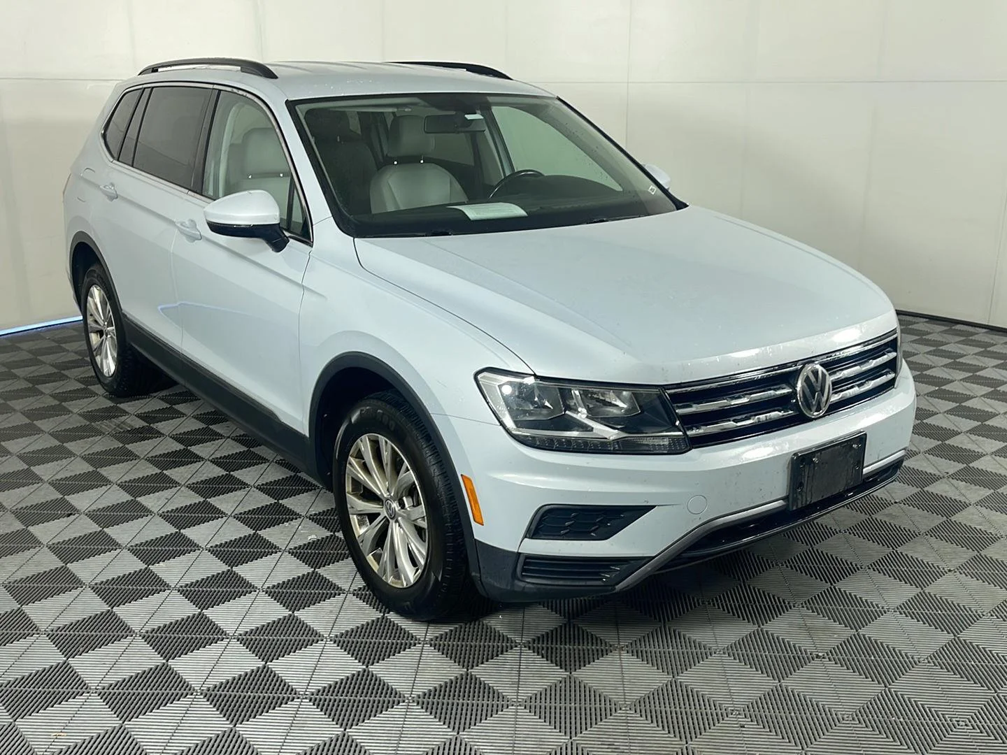 Used 2018 White Silver Metallic Volkswagen SE image 4