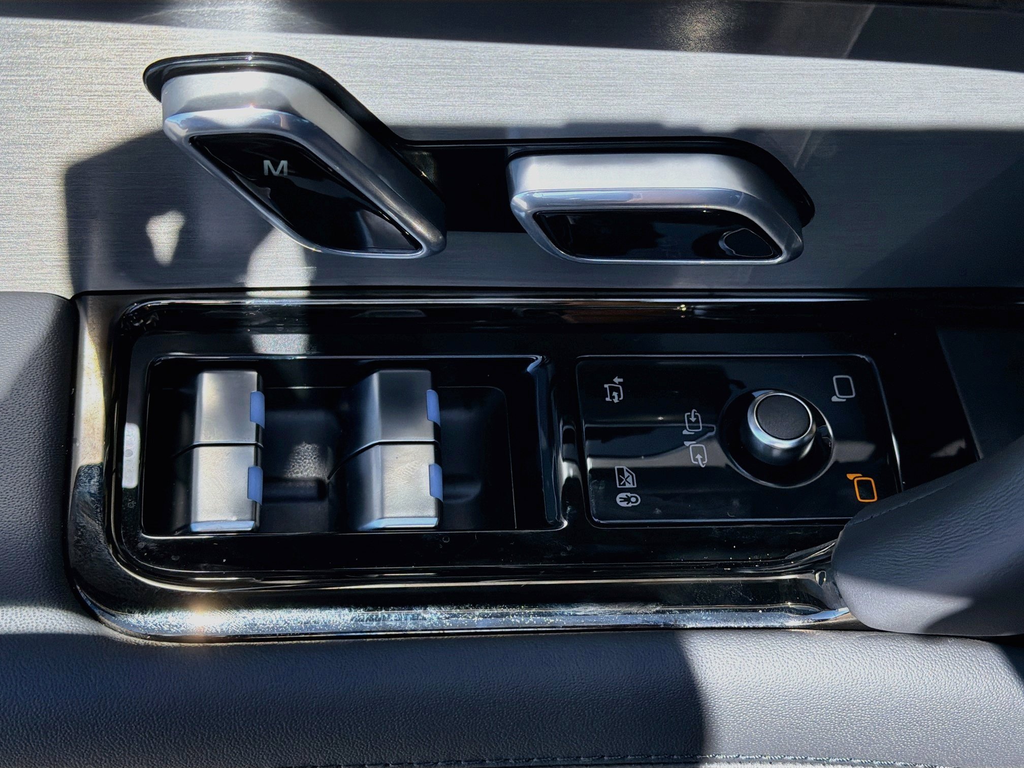 New 2027 Santorini Black Land Rover SE image 24