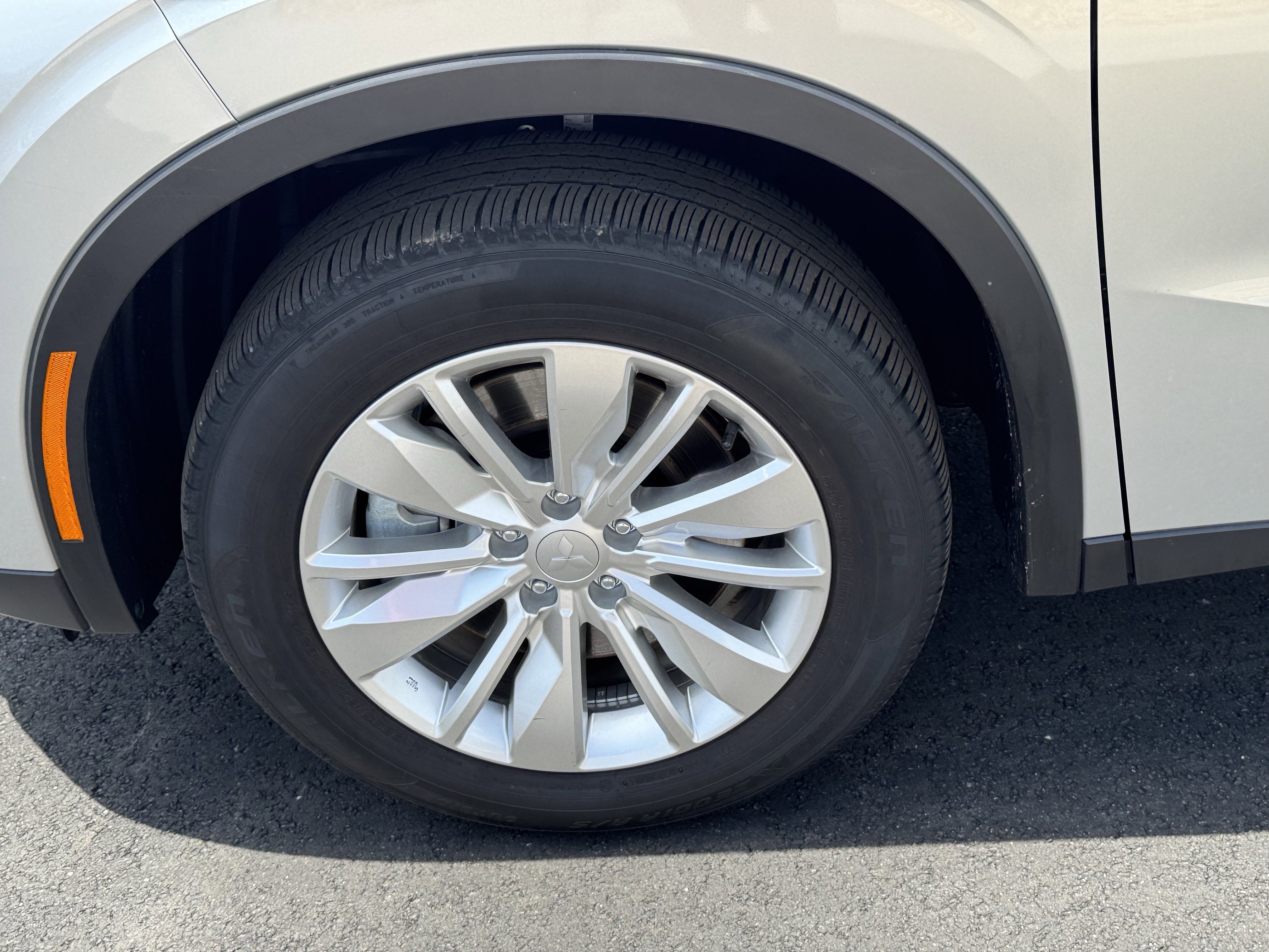 Used 2025  Mitsubishi ES image 11