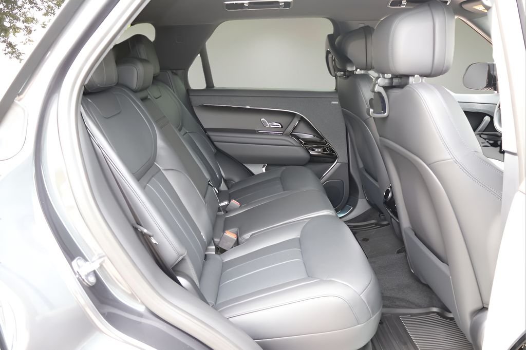 New 2026 Carpathian Grey Land Rover Dynamic SE image 17