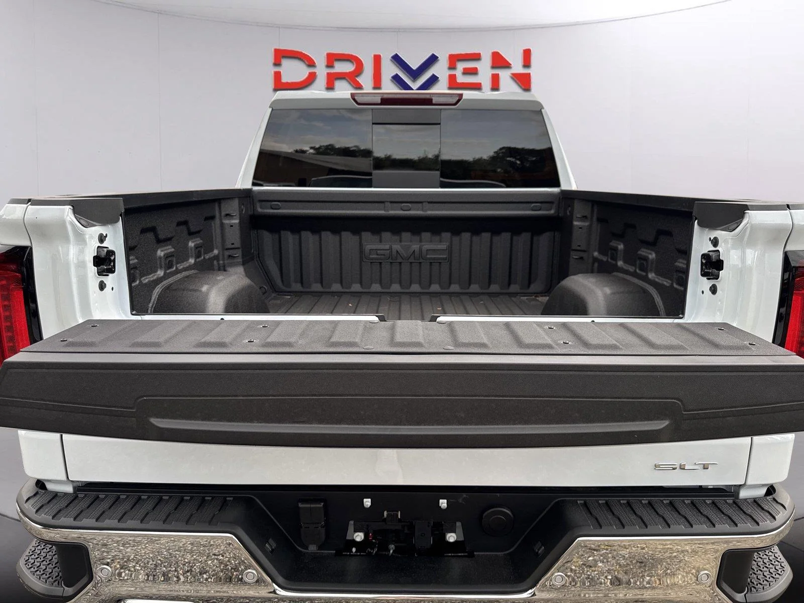 New 2026 Glacier White Tricoat GMC SLT image 34