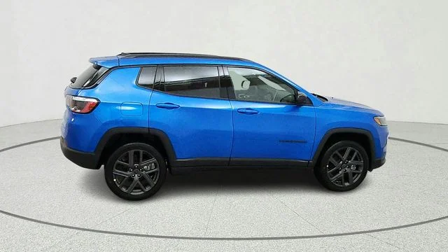 New 2026 Hydro Blue Pearl-Coat Exterior Paint Jeep Latitude image 10