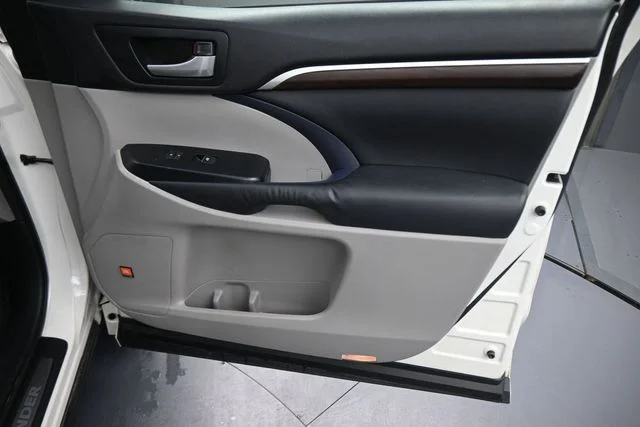 Used 2015 White Toyota Limited image 13