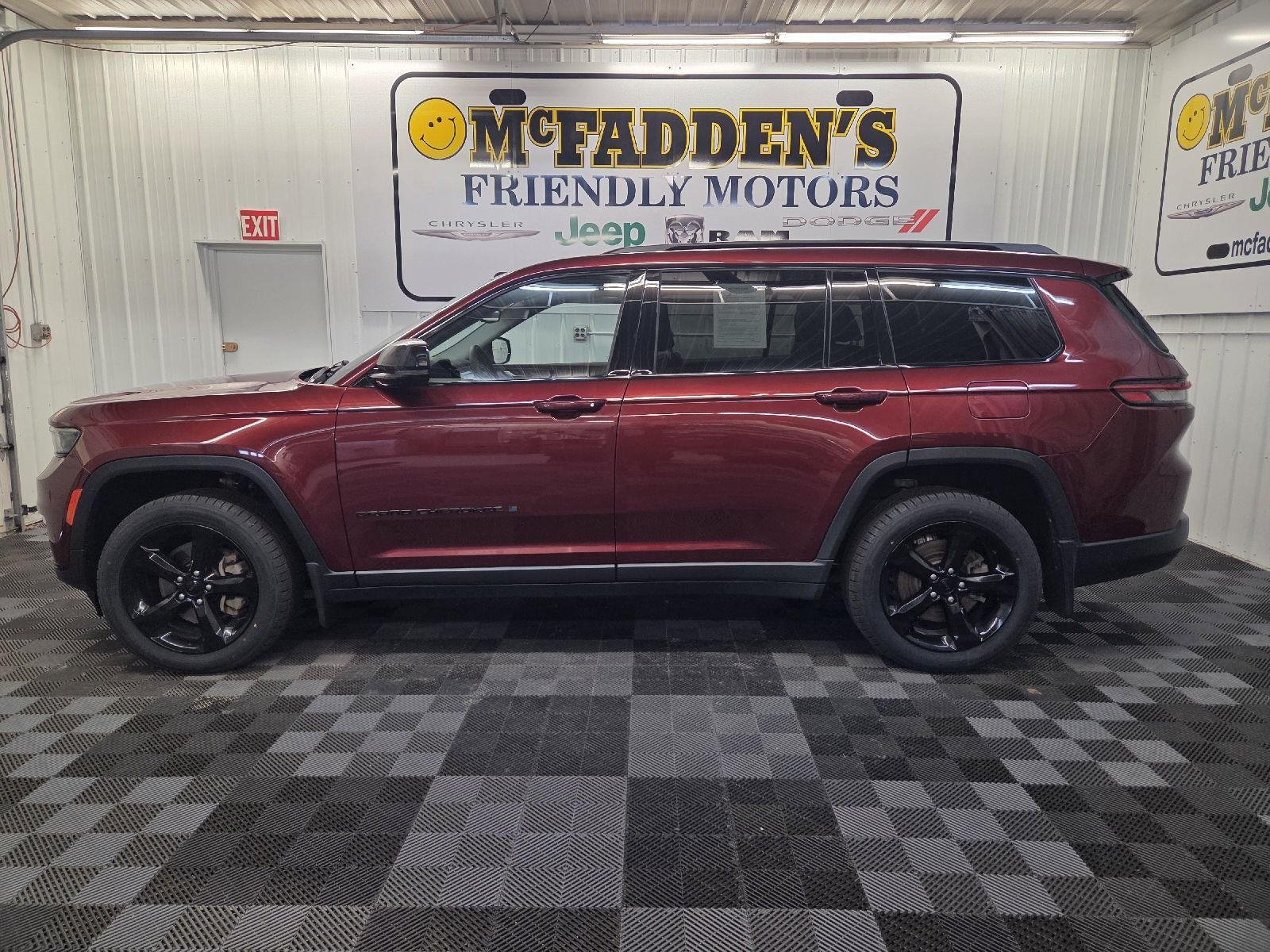 Used 2023 Velvet Red Pearlcoat Jeep Limited image 5