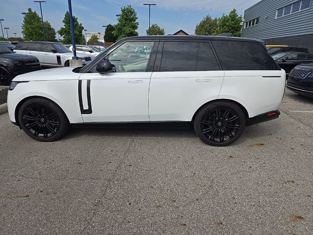 Used 2024 Icy White SV Bespoke Special Effect Gloss Land Rover Autobiography image 8