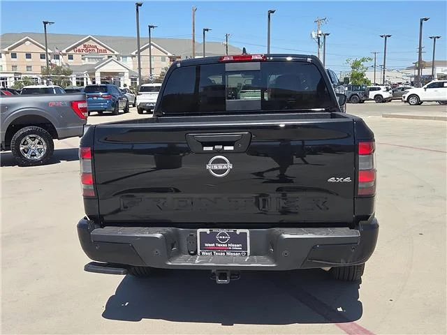 Used 2026 Super Black Nissan SV 4x4 Crew Cab 5 ft. box 126 in. WB image 3