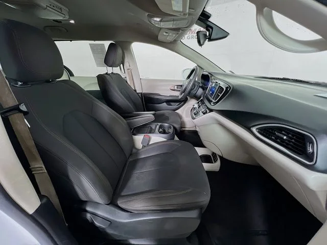 Used 2018 White Chrysler Touring Plus image 39