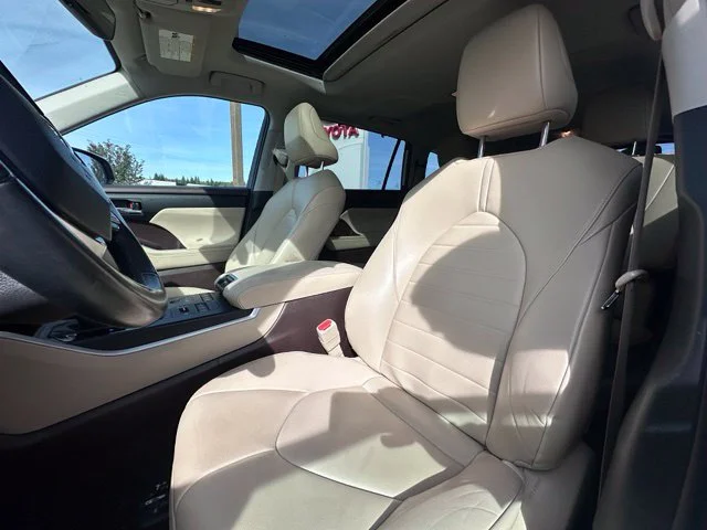 Used 2022 Beige Toyota XLE image 12