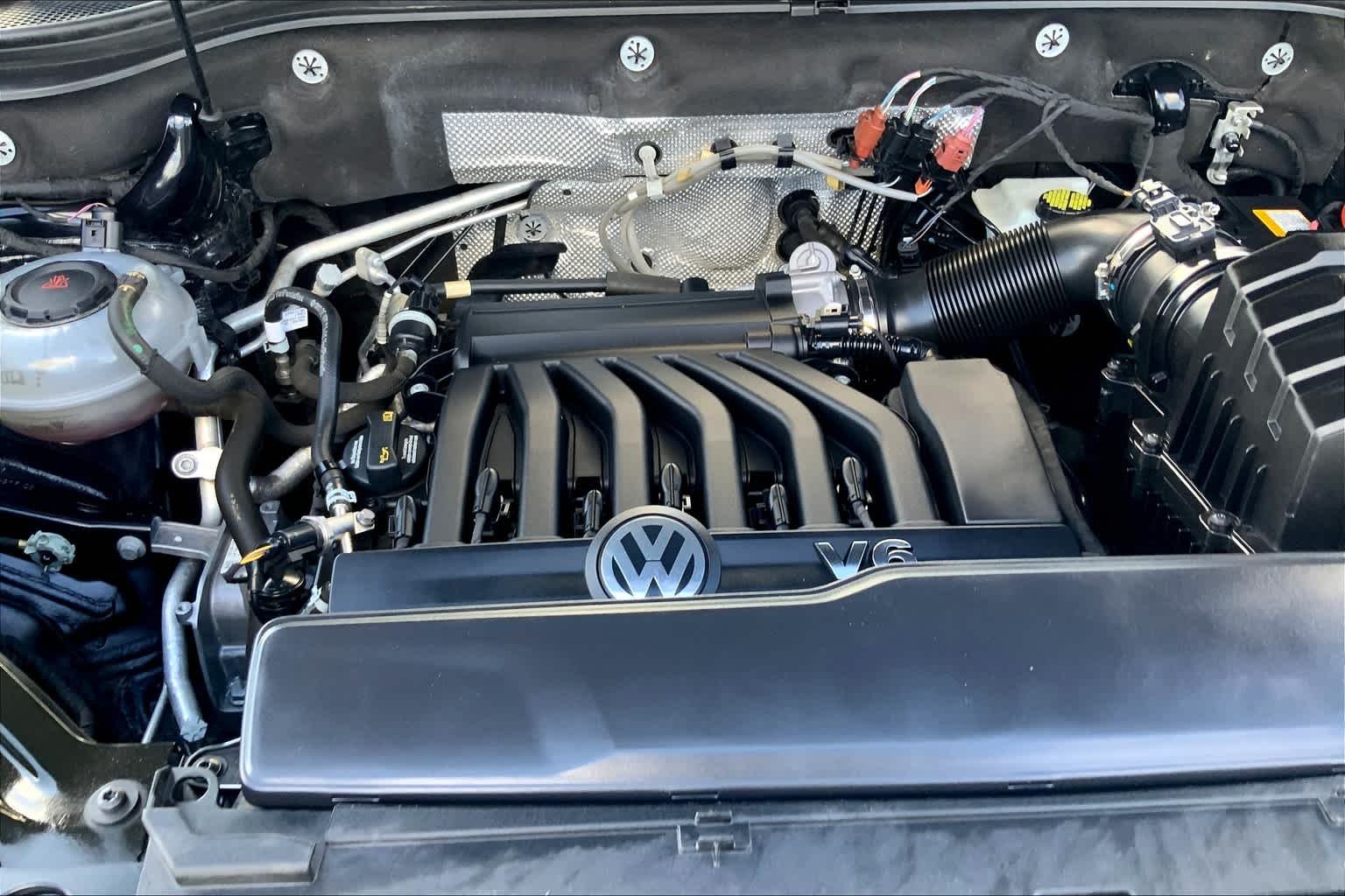Used 2018 Deep Black Pearl Volkswagen 3.6L V6 SE w/Technology image 31