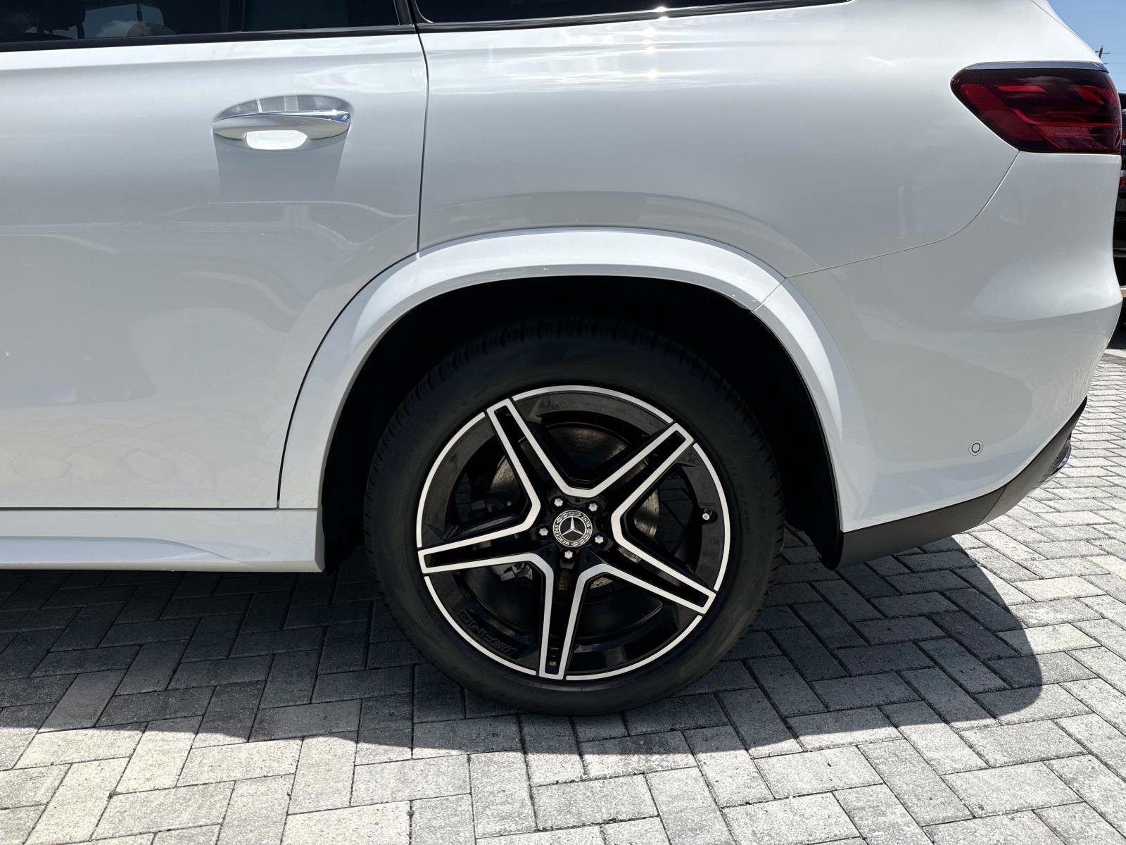 New 2026 Polar White Mercedes-Benz 450 4MATIC® SUV image 11