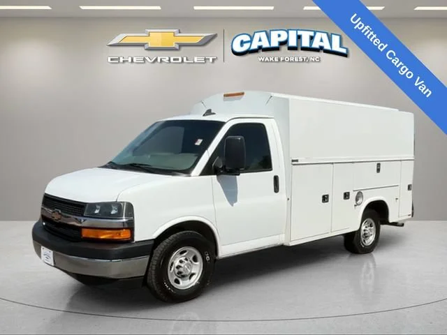 Used 2019 SUMMIT WHITE Chevrolet CUTWAY image 1