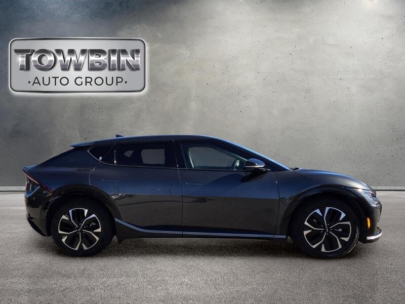 Used 2023 CHARCOAL KIA WIND RWD image 3