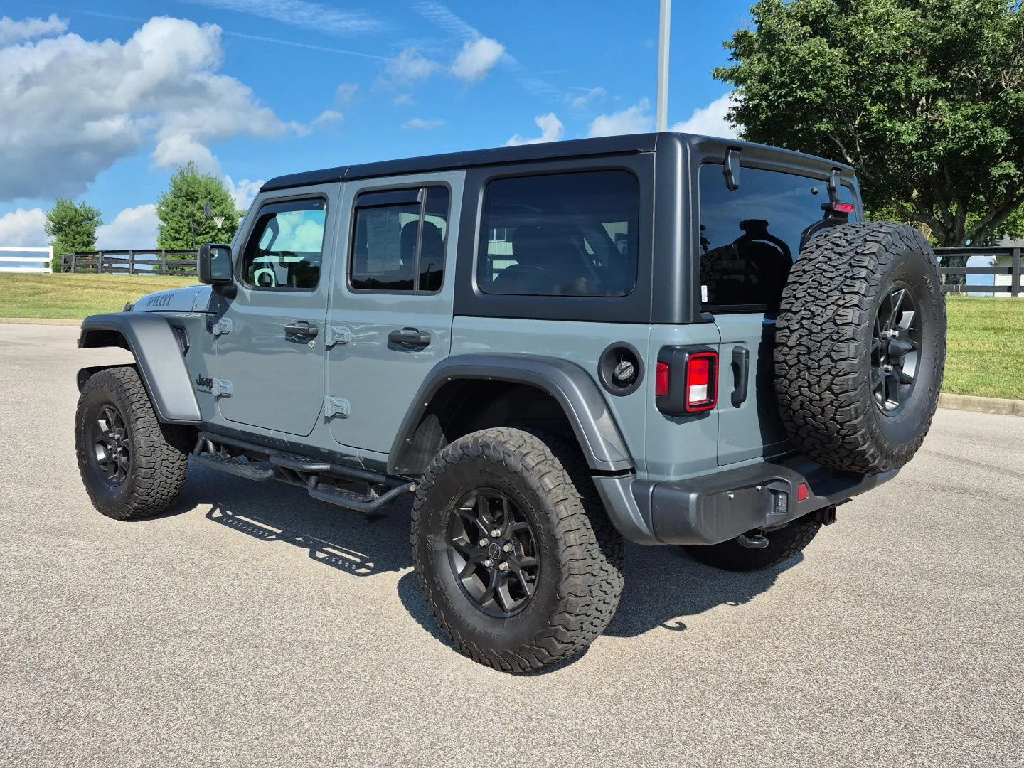 Used 2024 Gray Jeep 4-Door Willys 4x4 image 10