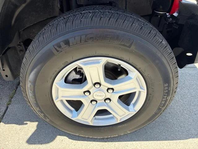Used 2023 Red Jeep Sport S image 10