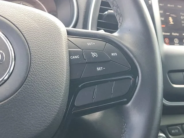 Used 2020 Velvet Red Pear Jeep Altitude image 12