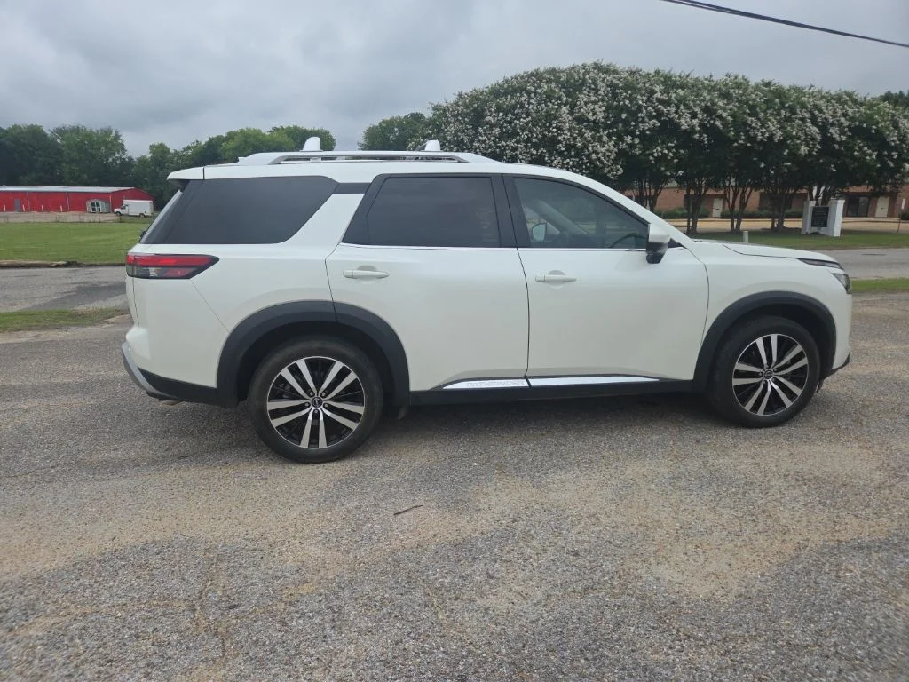 Used 2023 White Nissan Platinum image 8
