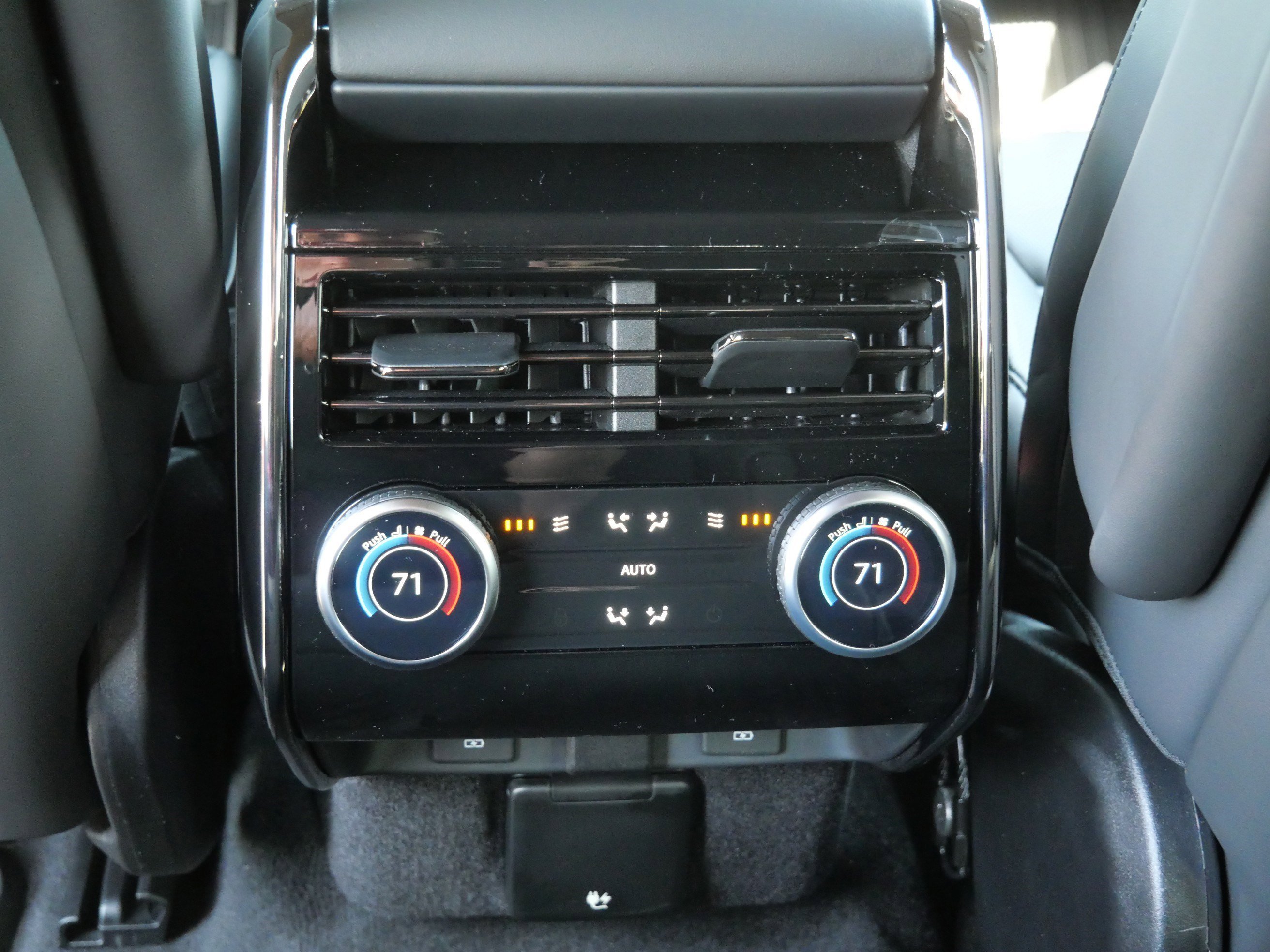 New 2026 Santorini Black Land Rover Dynamic SE image 7