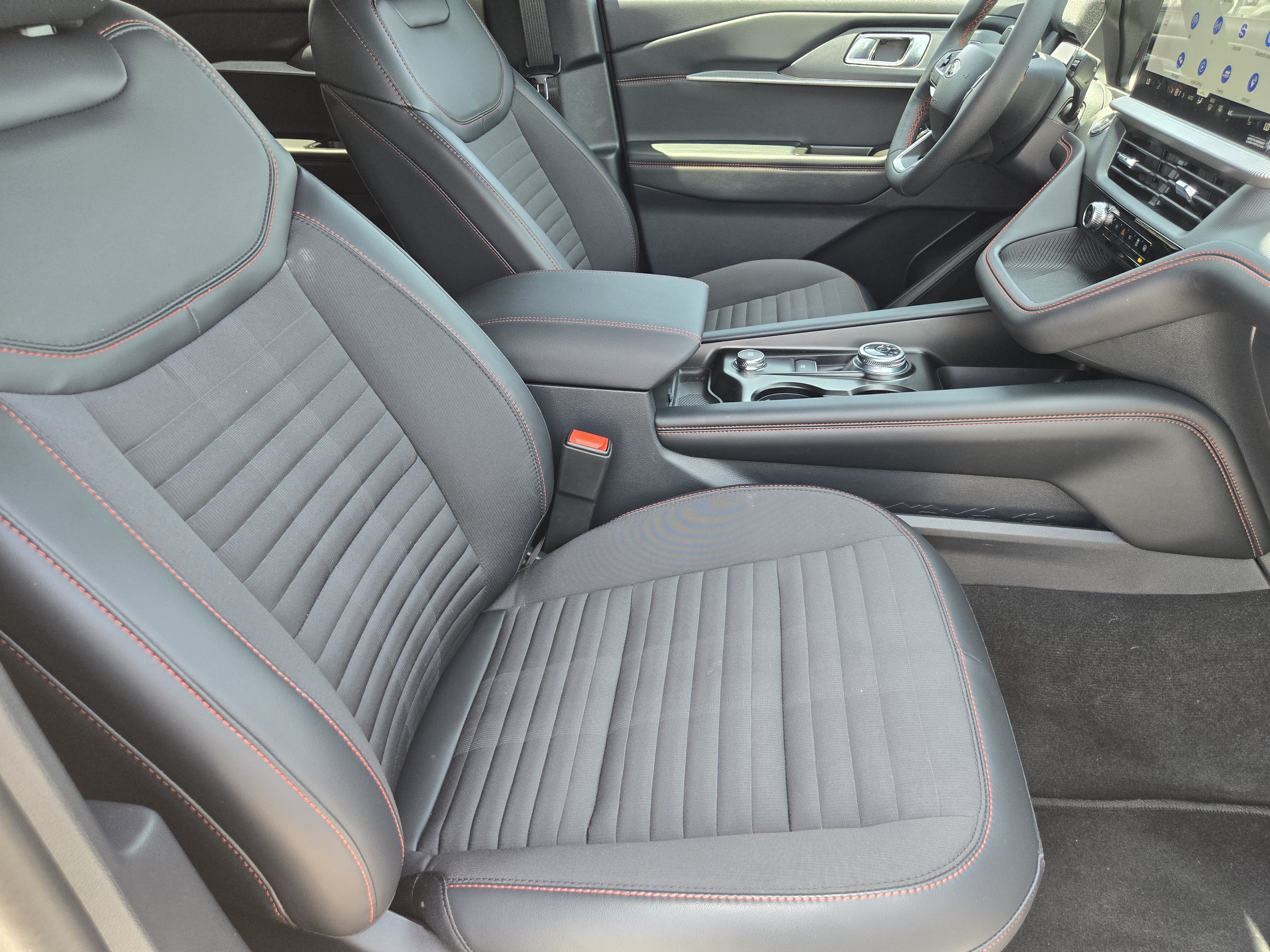 New 2026 Star White Metallic Tri-Coat Ford ST-Line image 9