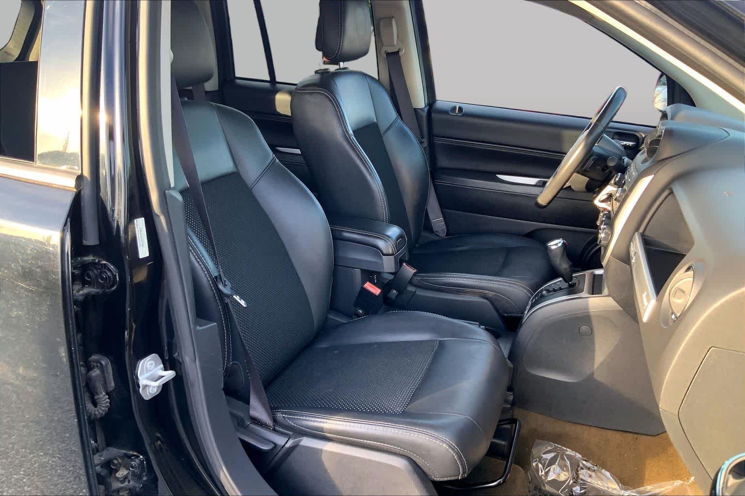 Used 2016 Black Clearcoat Jeep Latitude image 9