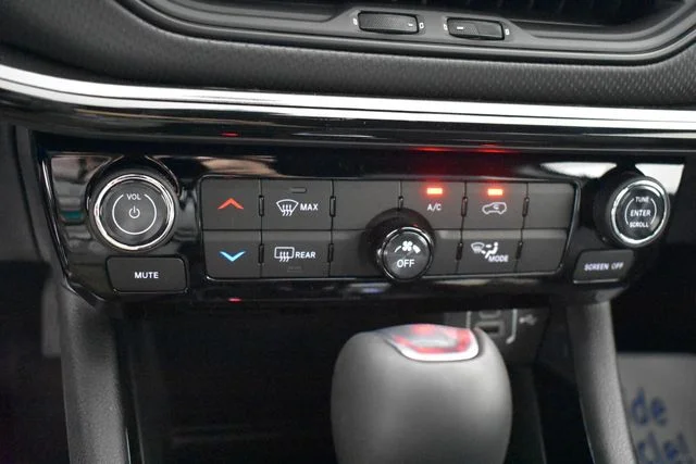 New 2026 Diamond Black Crystal Pearl-Coat Exterior Paint Jeep Latitude image 26