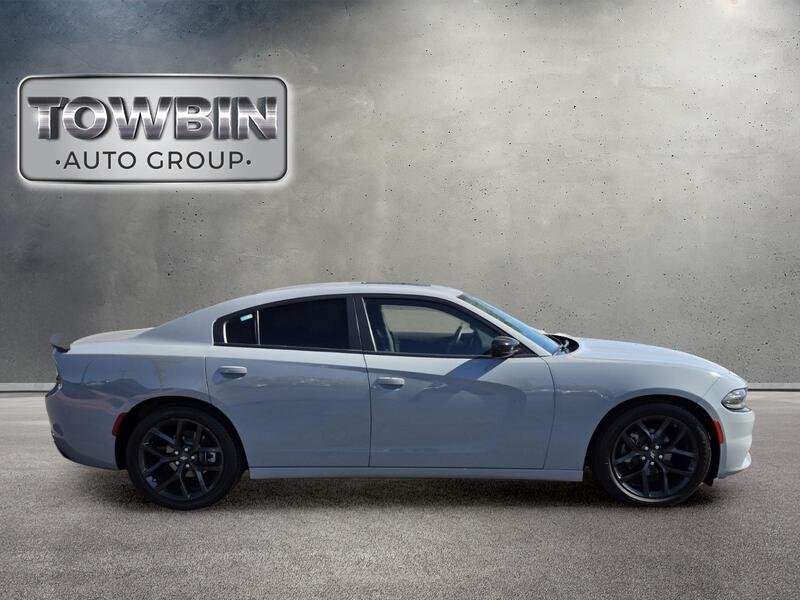 Used 2022 Gray Dodge SXT image 3
