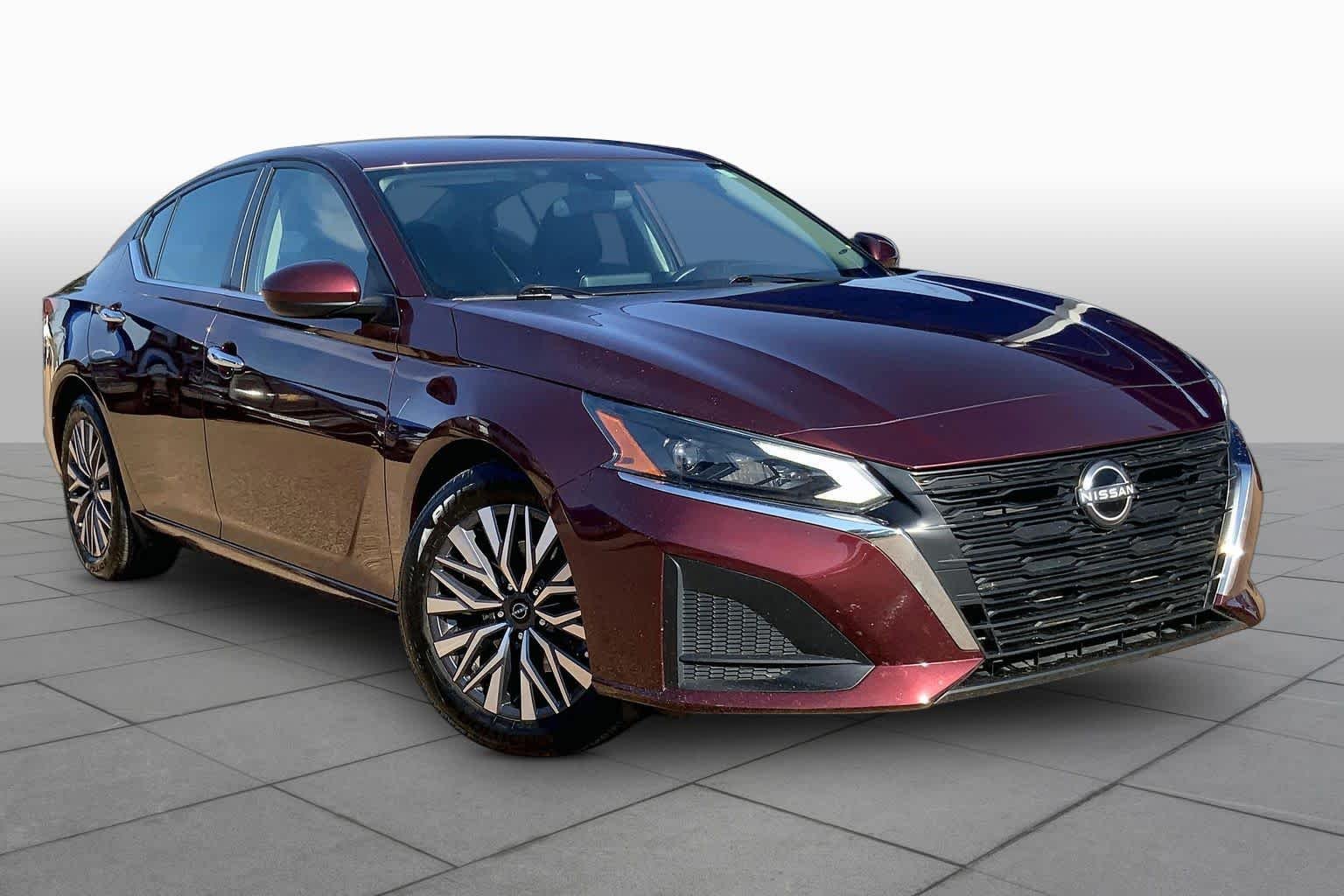 Used 2023 Garnet Pearl Metallic Nissan 2.5 SV image 3