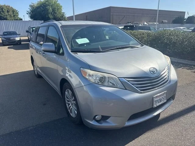 Used 2015 Silver Sky Metallic Toyota XLE image 4