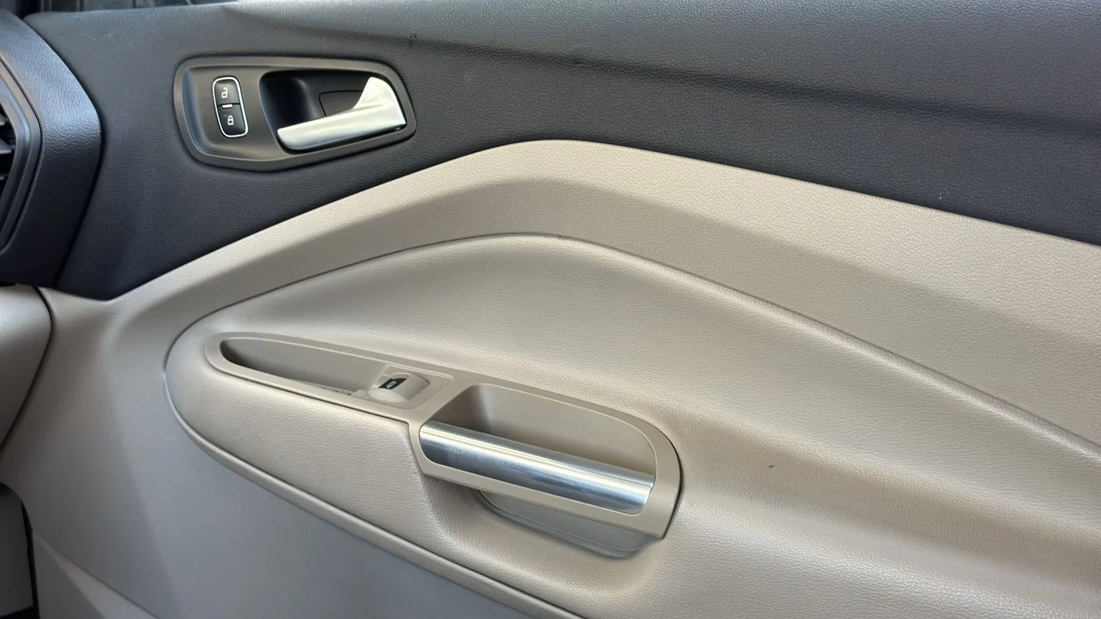 Used 2018 Blue Ford SE image 23