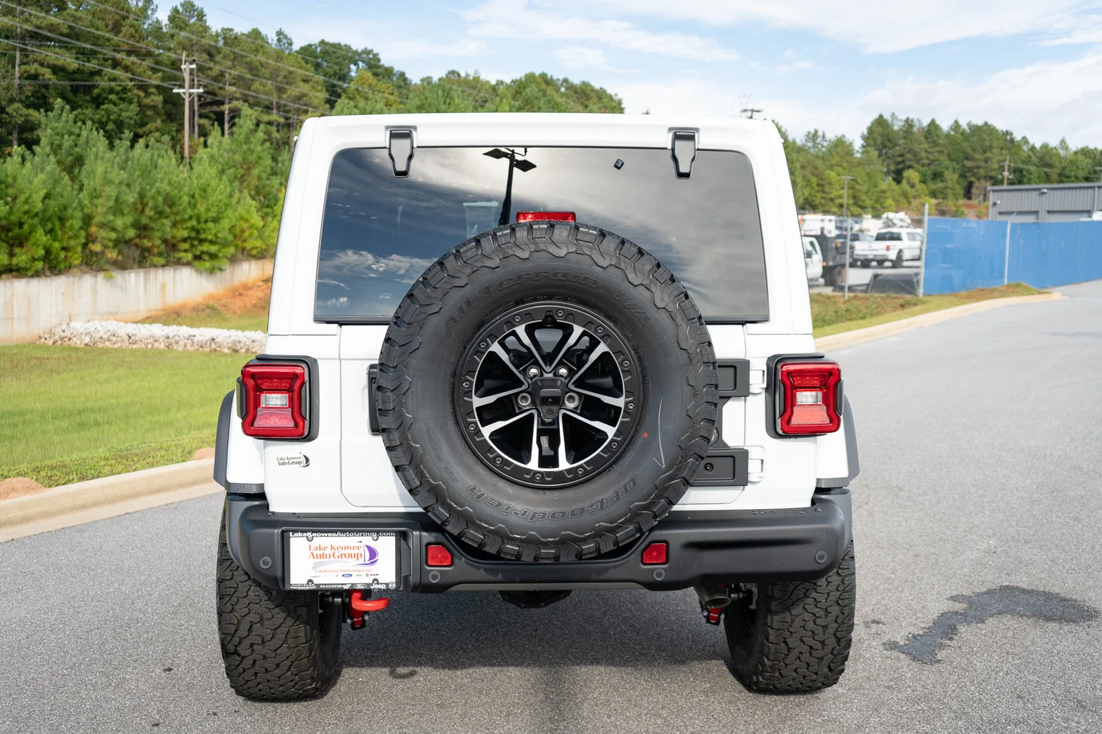 New 2027 Bright White Clear-Coat Paint Jeep Rubicon X image 17