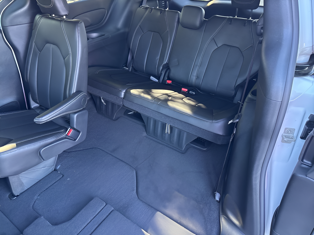 New 2026 Bright White Clear-Coat Exterior Paint Chrysler Select image 32