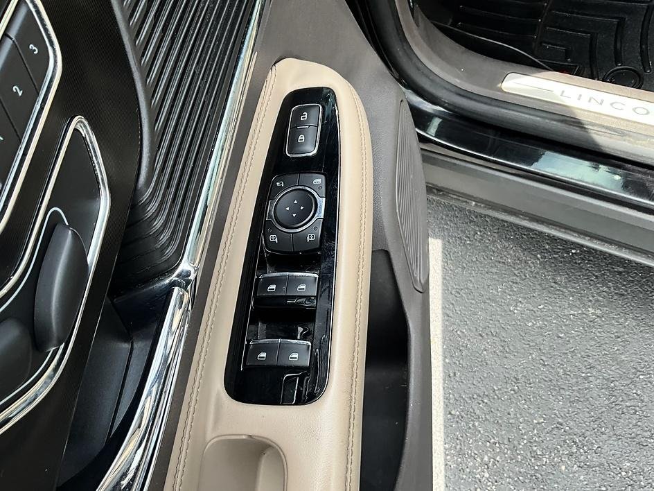 Used 2020 Black Lincoln Standard image 13
