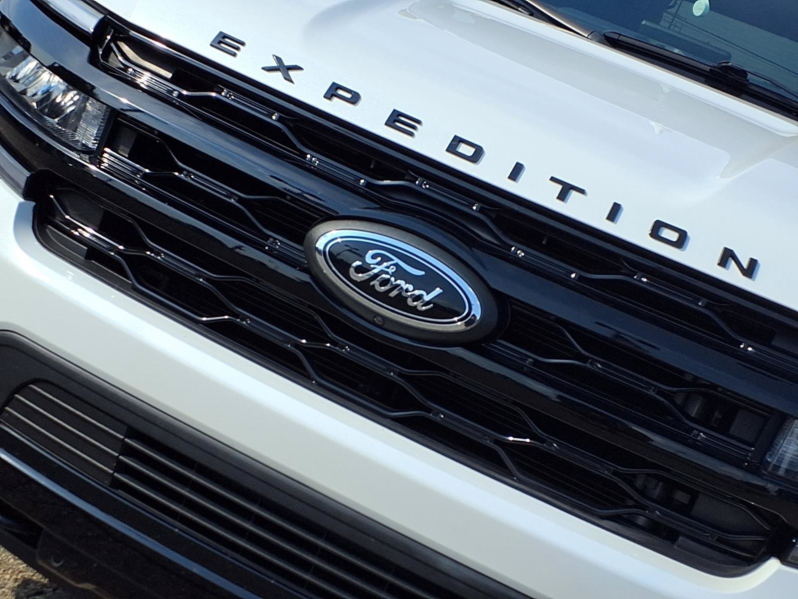 Certified Used 2023 Star White Metallic Tri-Coat Ford Limited image 33