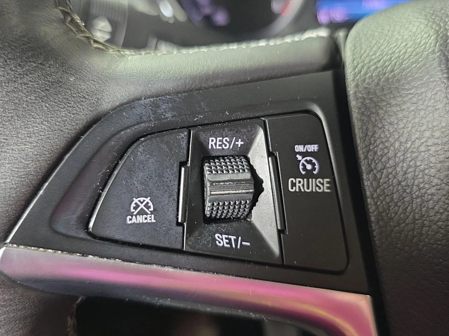 Used 2019 White Frost Tricoat Buick Essence image 21