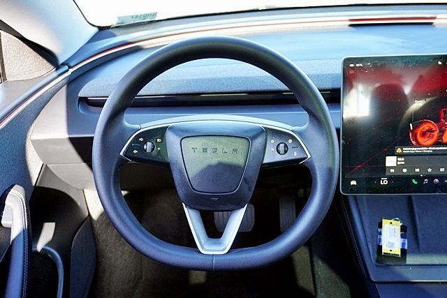 Used 2025  Tesla Long Range image 19